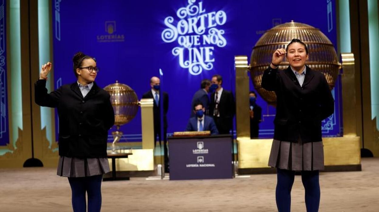 Dos niñas del Colegio de San Ildefonso cantan el primer premio al 86148 del sorteo de la Lotería de Navidad