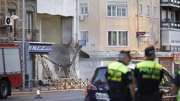 Dos Policías Municipales, ayer, frente al enorme agujero de la fachada afectada