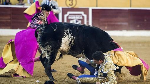 Fran Rivera sufre una brutal cornada en Huesca