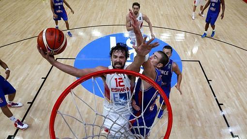 Gasol encestando el espectacular mate