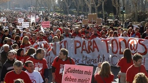 Marcha desde el Hospital Doce de Octubre para acompañar a la Plataforma de Afectados por la Hepatitis C (PLAFHC)