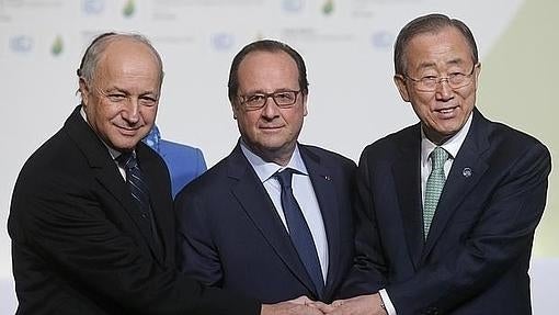 El presidente francés, François Hollande, el ministro francés de Asuntos Exteriores, Laurent Fabius, y el secretario general de Naciones Unidas Ban Ki-moon, a su llegada a la inauguración de la Conferencia Mundial del Cambio Climático (CPO21) En París