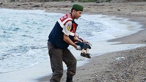 Un gendarme turco recupera el cadáver de un niño sirio ahogado en la costa griega de Kos