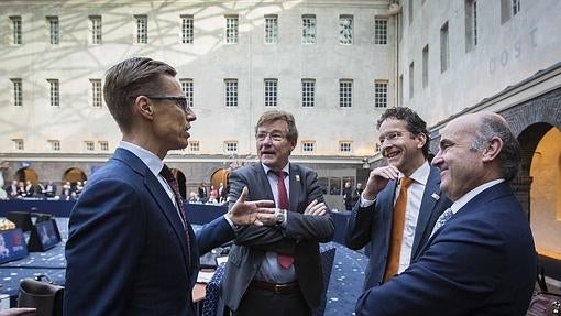 Luis de Guindos conversa con el presidente del Eurogrupo, Jeroen Dijsselbloem, el ministro belga de Finanzas, John Robert Overtveldt, y el ministro finlandés de Finanzas, Alexander Stubb