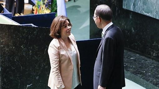 La vicepresidenta del Gobierno de España, Soraya Sáenz de Santamaría (i), habla con el secretario general de la ONU, Ban Ki-moon (d)