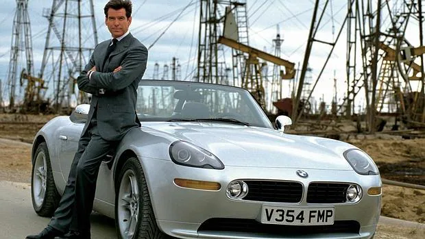 Bond (Pierce Brosnan) junto al BMW Z8 en 'El mundo nunca es suficiente'