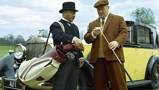Goldfinger en 'James Bond contra Goldfinger' junto a su ayudante y el Rolls-Royce Phantom III de 1937