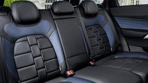 Detrás caben tres pasajeros bien