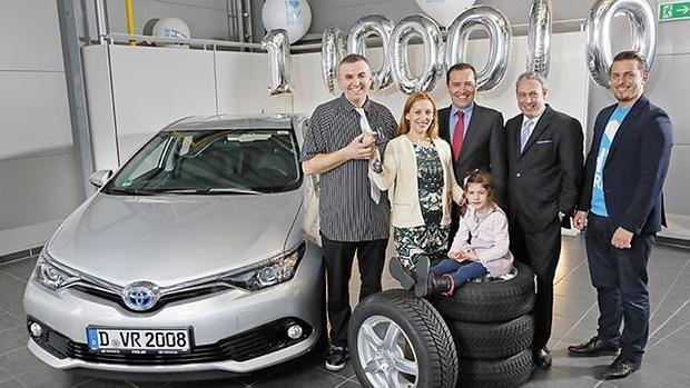El alemán Victor Dugonics recibe el Toyota Auris hybrid 1.000.000