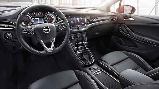 El salpicadero del nuevo Astra familiar está bien resuelto sin profusión de botones