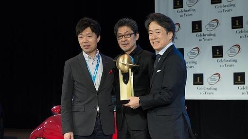 Los directivos de Mazda reciben el preciado galardón