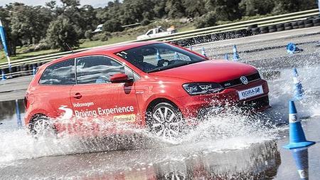 Los jóvenes aprenderán a manejarse sobre el agua con un Volkswagen Polo GTI