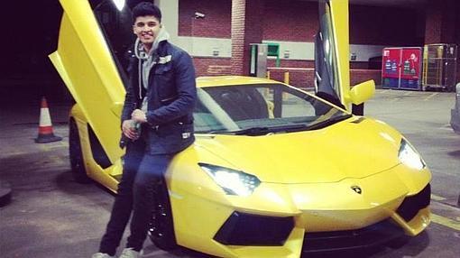 Aleem Iqbal junto a uno de sus coches