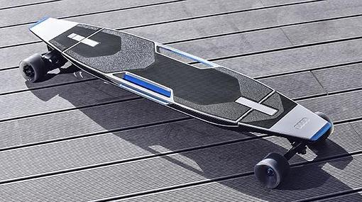 El longboard es eléctrico y se guarda en el paragolpes trasero del Audi Q3