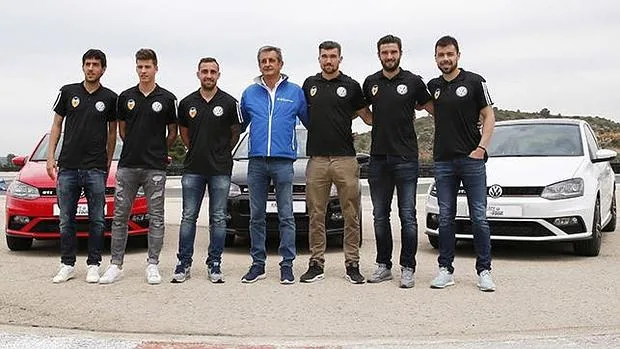 Luis Moya, embajador de Volkswagen con los jugadores del Valencia CF tras la jornada