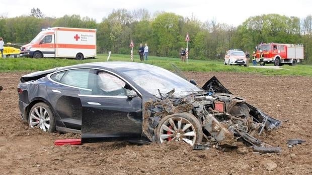 Cinco jóvenes ilesas tras sufrir un tremendo accidente con el Tesla de papá