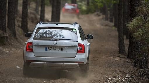 El Skoda Scout se maneja sin problemas por pistas en mal estado