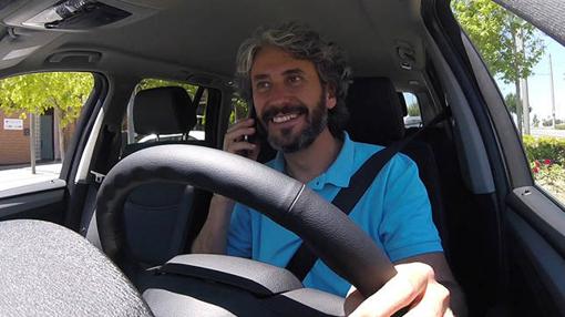 No sólo hablar por el móvil es motivo de distracción