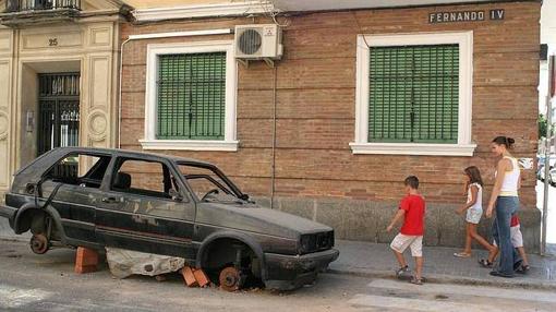 Coche abandonado en la calle