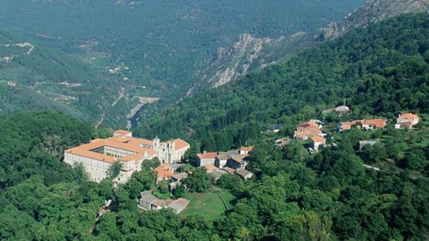 Santo Estevo está enclavado en un precioso bosque de castaños centenarios