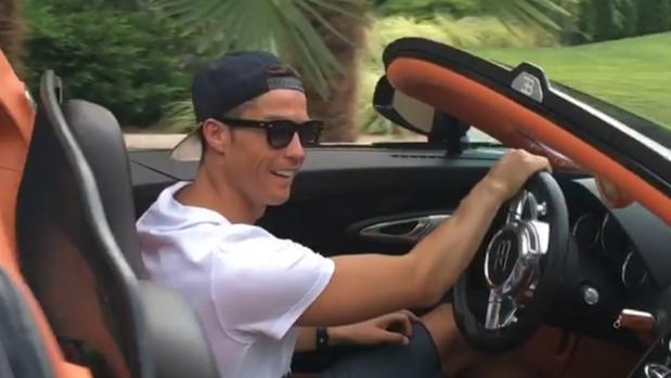 Cristiano Ronaldo conduce su nuevo Bugatti Veyron