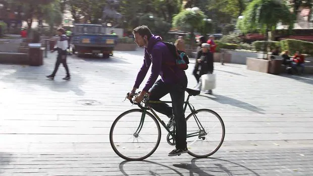 Un hombre se desplaza por la ciudad con su bicicleta