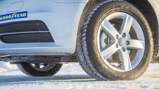 Cómo poner las cadenas en las ruedas del coche para conducir en la nieve de  forma sencilla: estos son los pasos a seguir, Actualidad