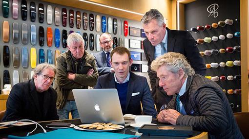 Roger Daltrey comentando sus diseños con os responsables de Rolls-Royce