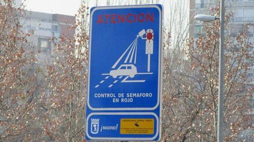 Aviso de semáforo con multa