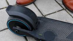 El patinete tiene tres modos de conducción que se alternan si se pulsa repetidamente el freno