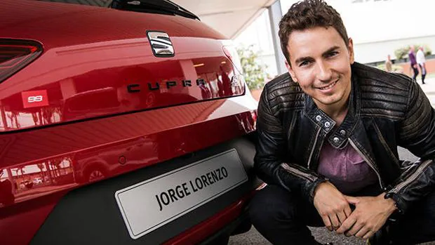 Jorge Lorenzo con su nuevo Seat León Cupra