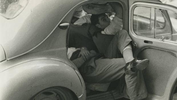 Durmiento en el coche, en las fiestas de San Fermín de 1958