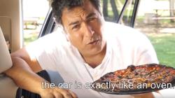 Haim Cohen, con su pizza cocinada (más bien quemada) «al coche»