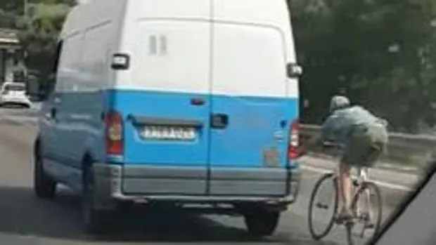 La Guardia Civil busca a un temerario ciclista que circulaba en Palma agarrado a una furgoneta, con chanclas y sin casco