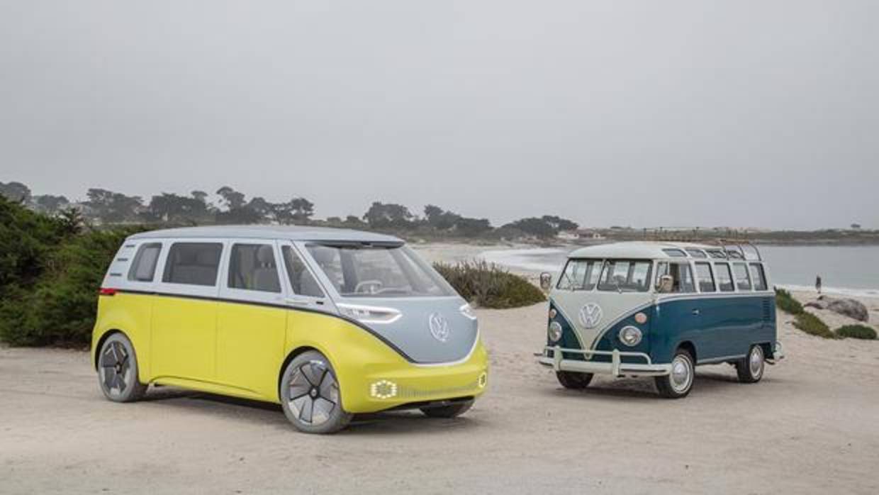 El concept I. D. Buzz, junto a un microbús VW de primera generación