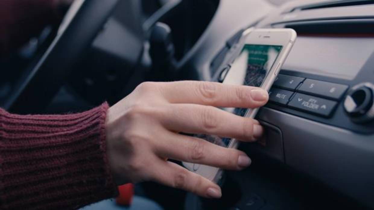 La mayoría de los españoles sujetan el GPS con la mano mientras conducen