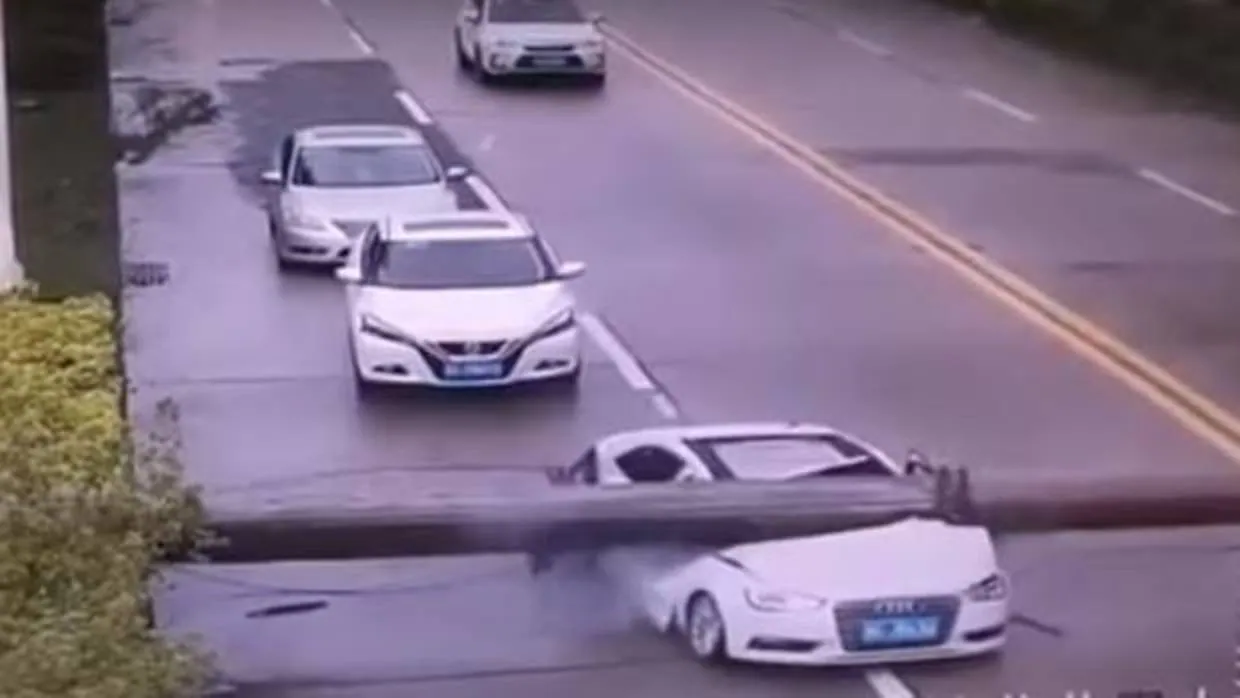 Un conductor sale ileso después de que una grúa aplaste su coche