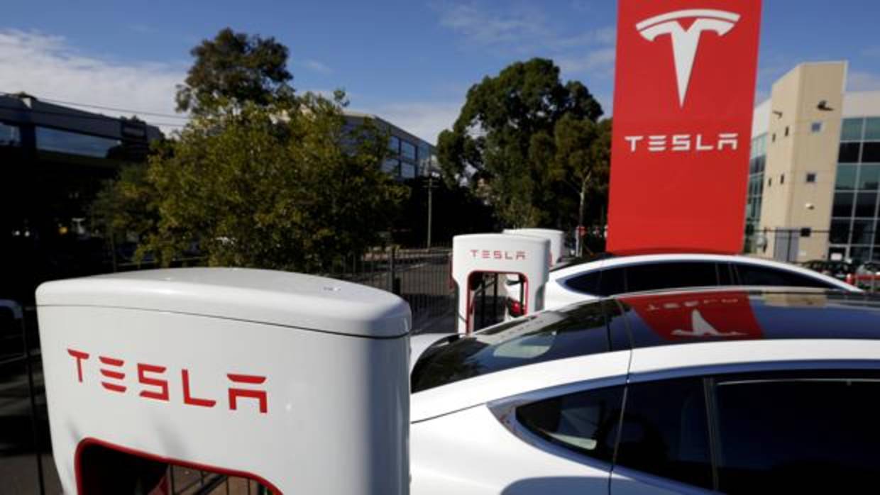 Tesla se hunde en Bolsa tras duplicar sus pérdidas