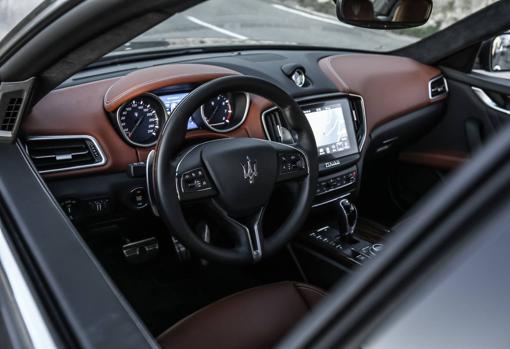 El sedán italiano Maserati Ghibli se renueva para ganar elegancia y deportividad