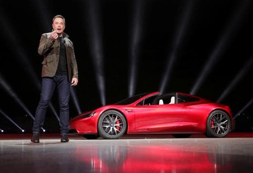 Elon Musk, junto al nuevo Roadster