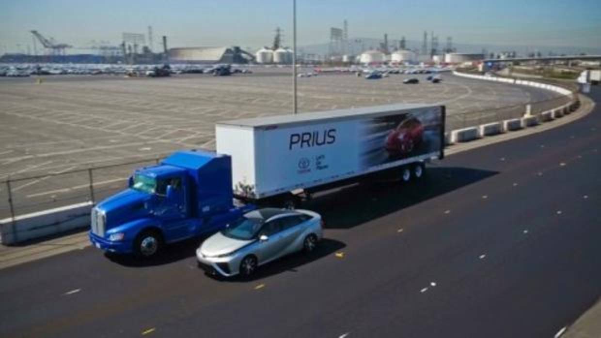 El puerto de Long Beach (California) junto al camión de Toyota impulsado por hidrógeno y un Mirai, alimentado también por este combustible