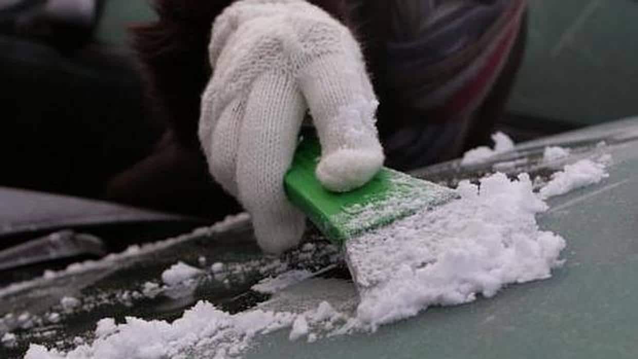 Trucos eficaces para quitar el hielo del parabrisas