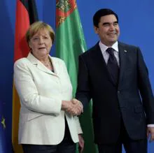 Gurbanguly Berdimuhamedow y Angela Merkel, en 2016