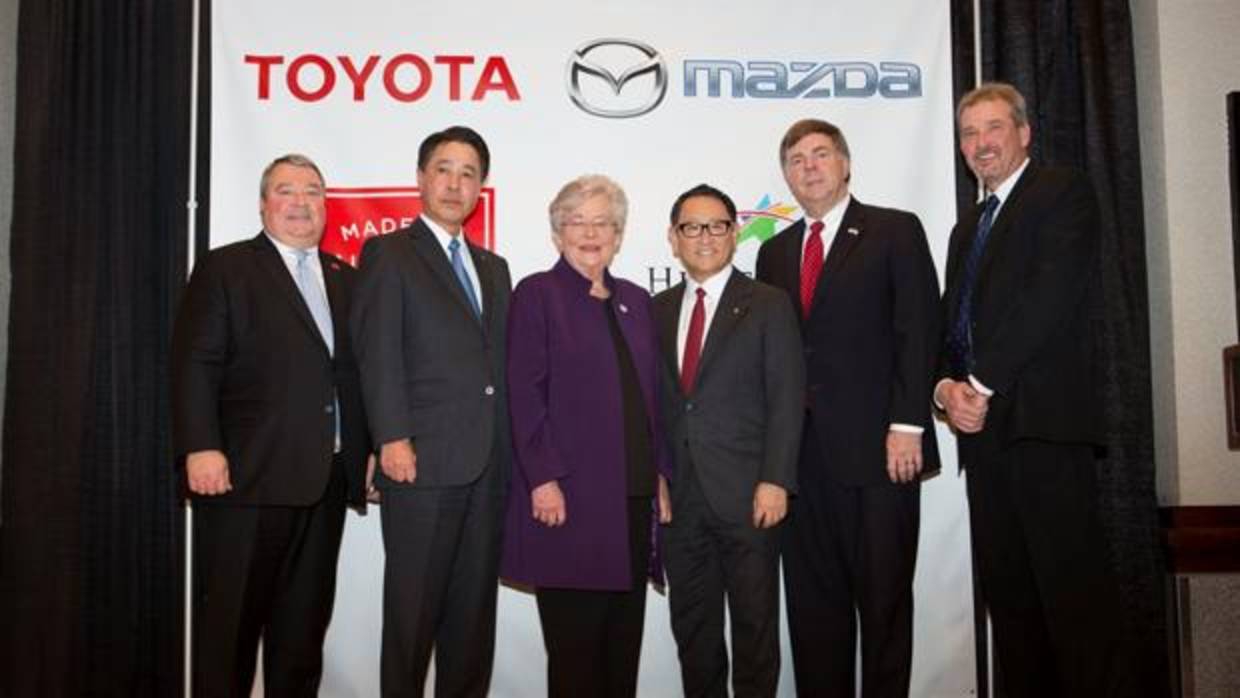 Masamichi Kogai, presidente y consejero delegado de Mazda Motor Corporation, y Akio Toyoda, presidente de Toyota, se unieron a la gobernadora Ivey y al alcalde Battle con motivo del anuncio