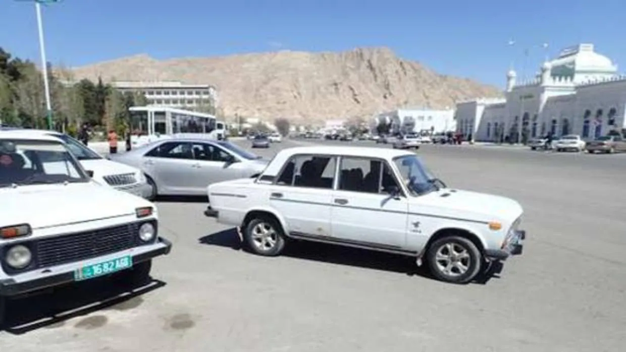 Vehículos de color blanco en Turkmenistán