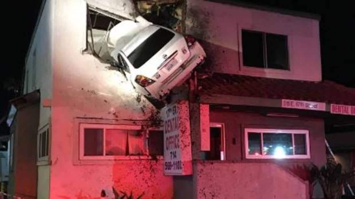 Un Nissan Altima acaba empotrado en un segundo piso de un edificio