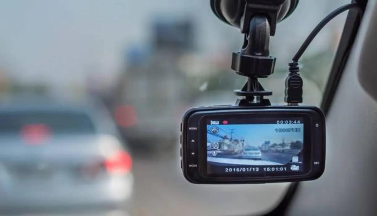 Es legal llevar una cámara de vídeo grabando en el coche?