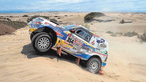 Dakar vs carretera: las versiones de calle de los coches que han brillado en el rally más duro del mundo