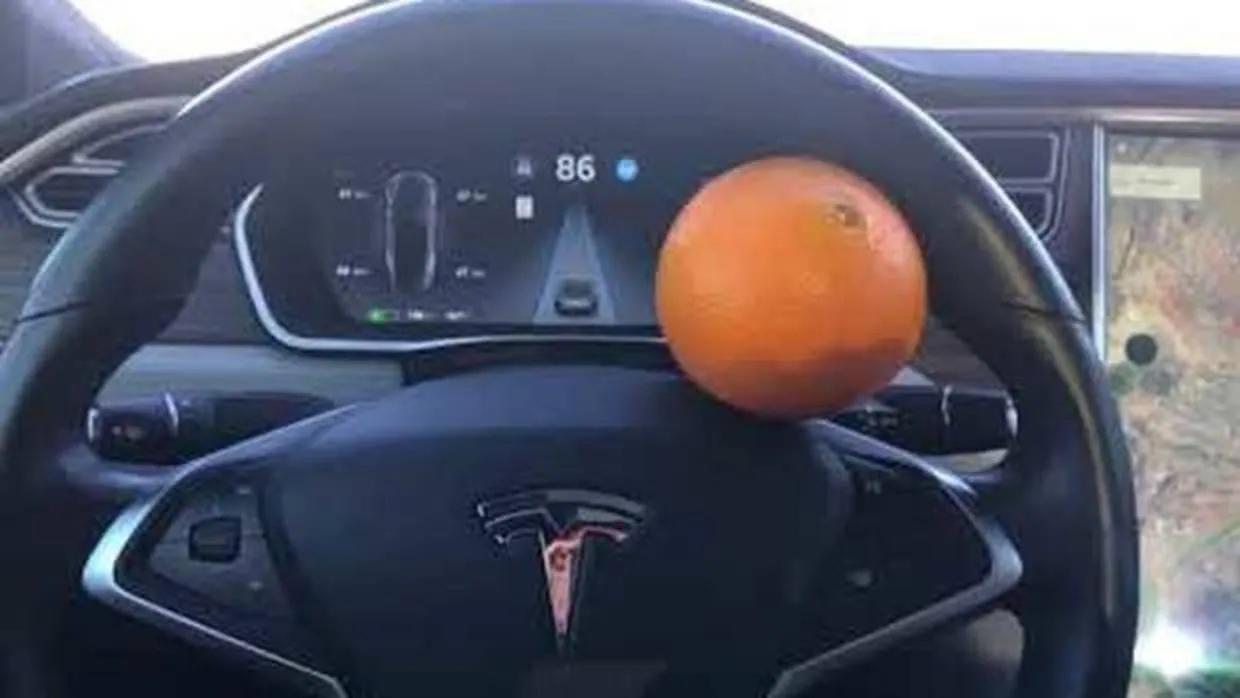 Engañan al Autopilot de Tesla para que conduzca solo usando una naranja