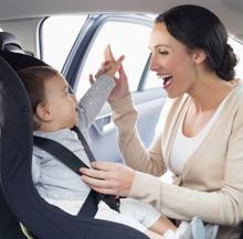 Más de la mitad de los padres pone en peligro a sus hijos en el coche